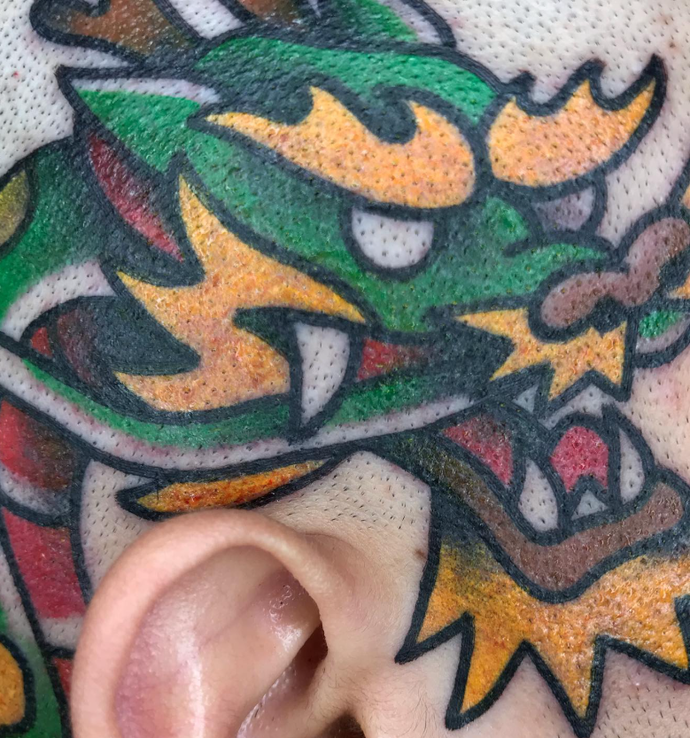 Dragão verde no pescoço