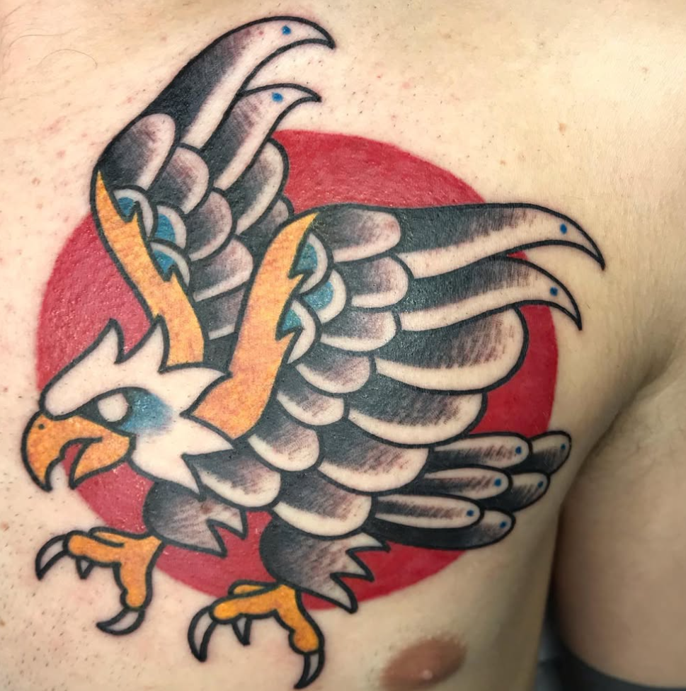 Águia americana com fundo vermelho