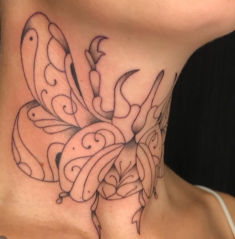 Borboleta no pescoço em contorno fino